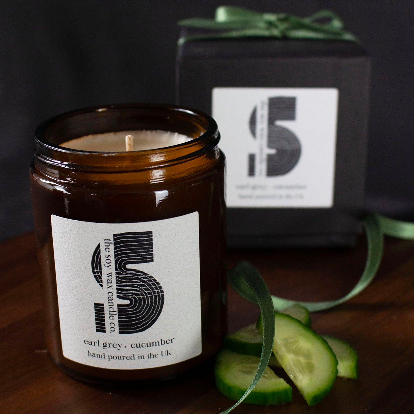Earl Grey & Cucumber Fragranced Candle.
Hand poured in the UK by The Soy Wax Candle Company, A soy wax candle in amber apothecary jar with earl grey & cucumber fragrance.