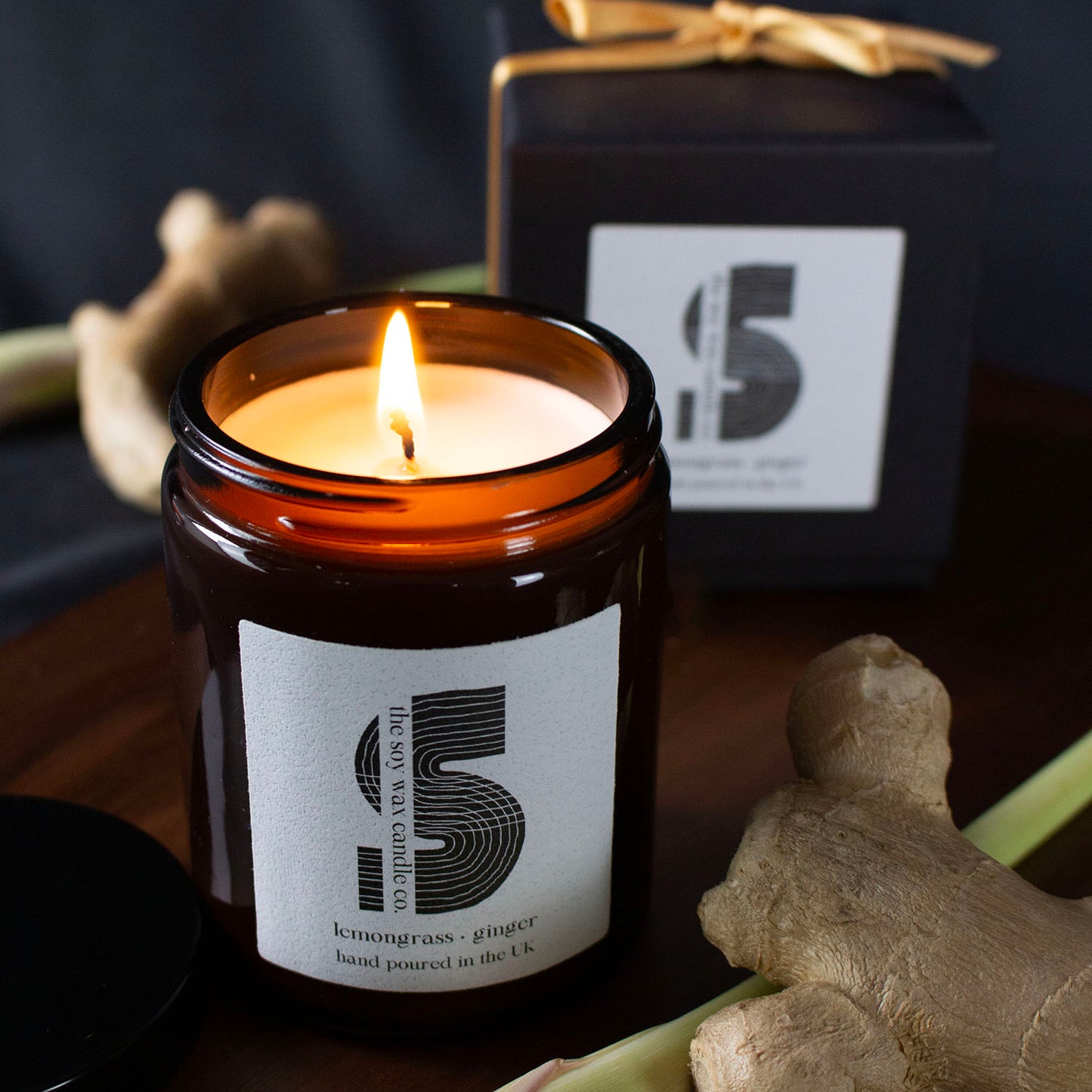 Lemongrass & Ginger Fragranced Candle.
Hand poured in the UK by The Soy Wax Candle Company. A soy wax candle in amber apothecary jar with lemongrass & ginger fragrance.