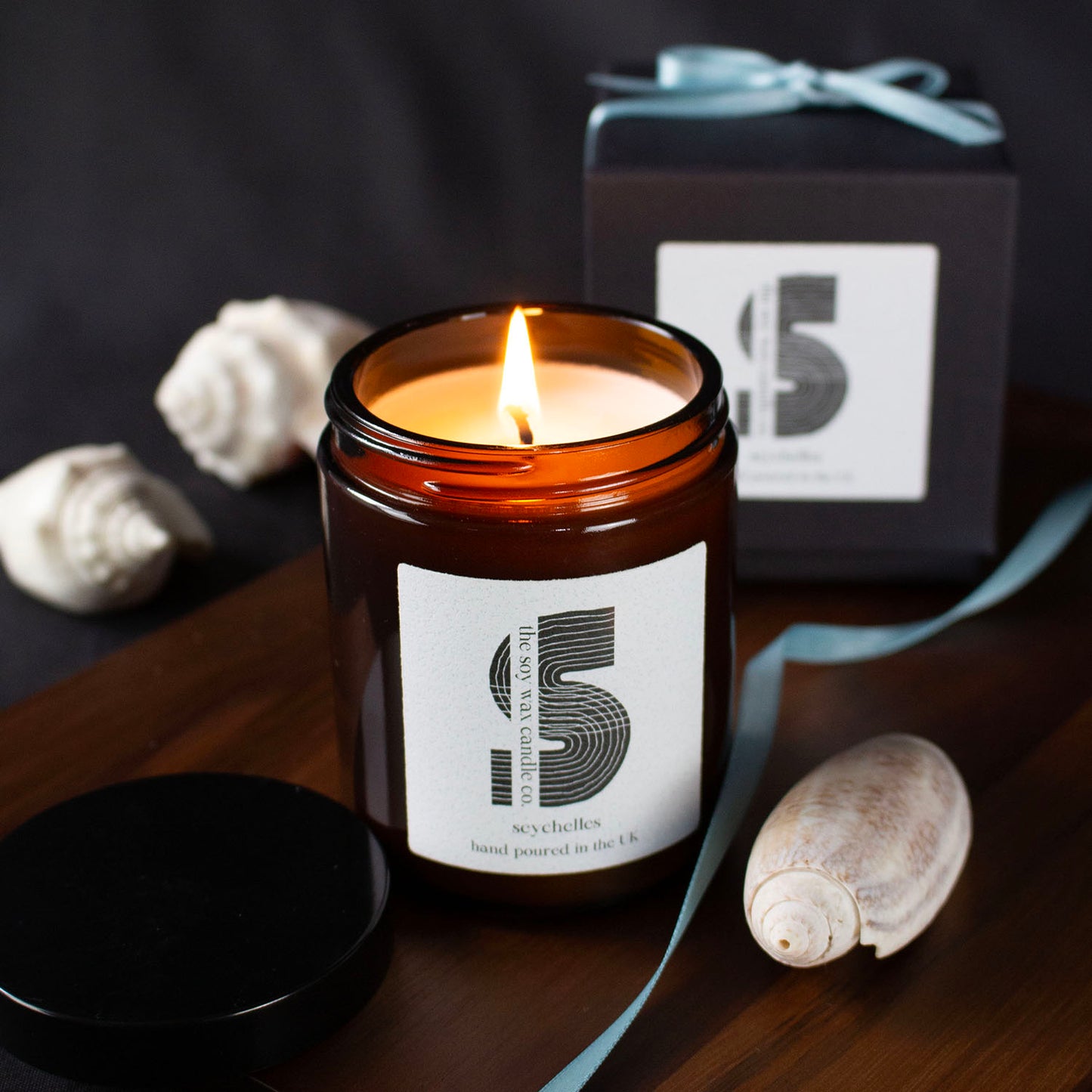 Seychelles Fragranced Candle.
Hand poured in the UK by The Soy Wax Candle Company. A soy wax candle in amber apothecary jar with Seychelle fragrance.