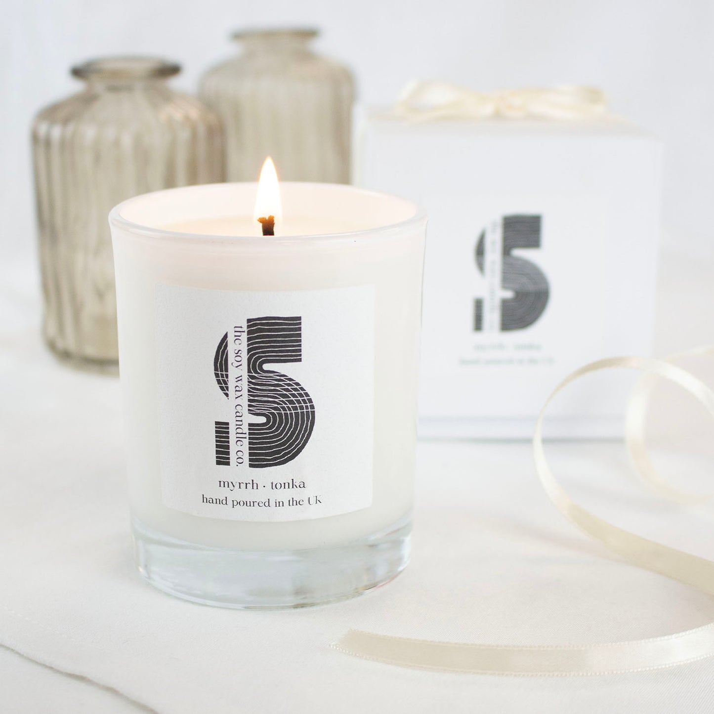 Myrrh & Tonka
Hand poured in the UK by The Soy Wax Candle Company, 20cl soy wax candle in white gloss jar with myrrh & tonka fragrance, warm amber home fragrance candle gift