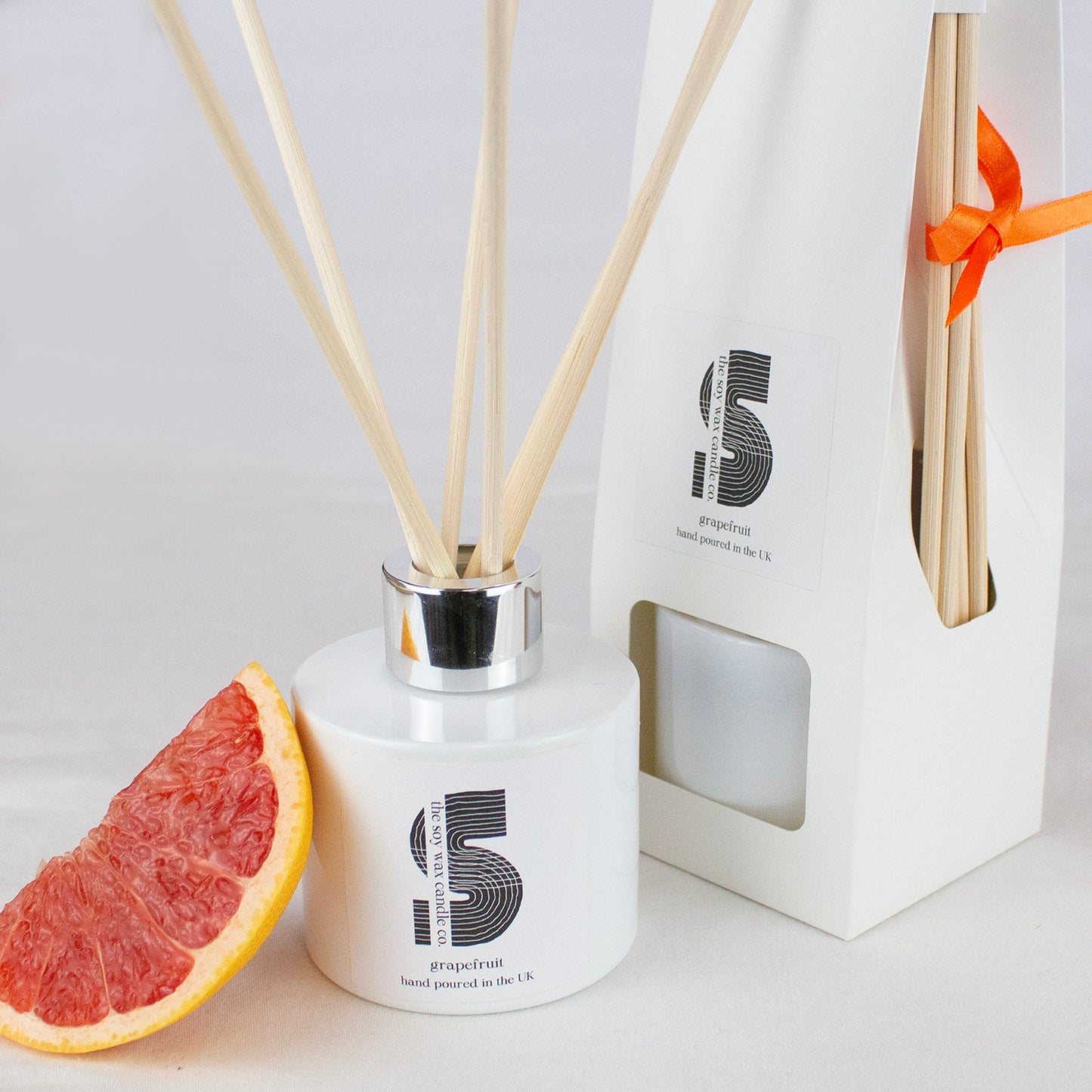 Grapefruit
Hand poured in the UK by The Soy Wax Candle Company, reed diffuser with natural rattan sticks, with grapefruit fragrance, fresh citrus home fragrance reed diffuser gift