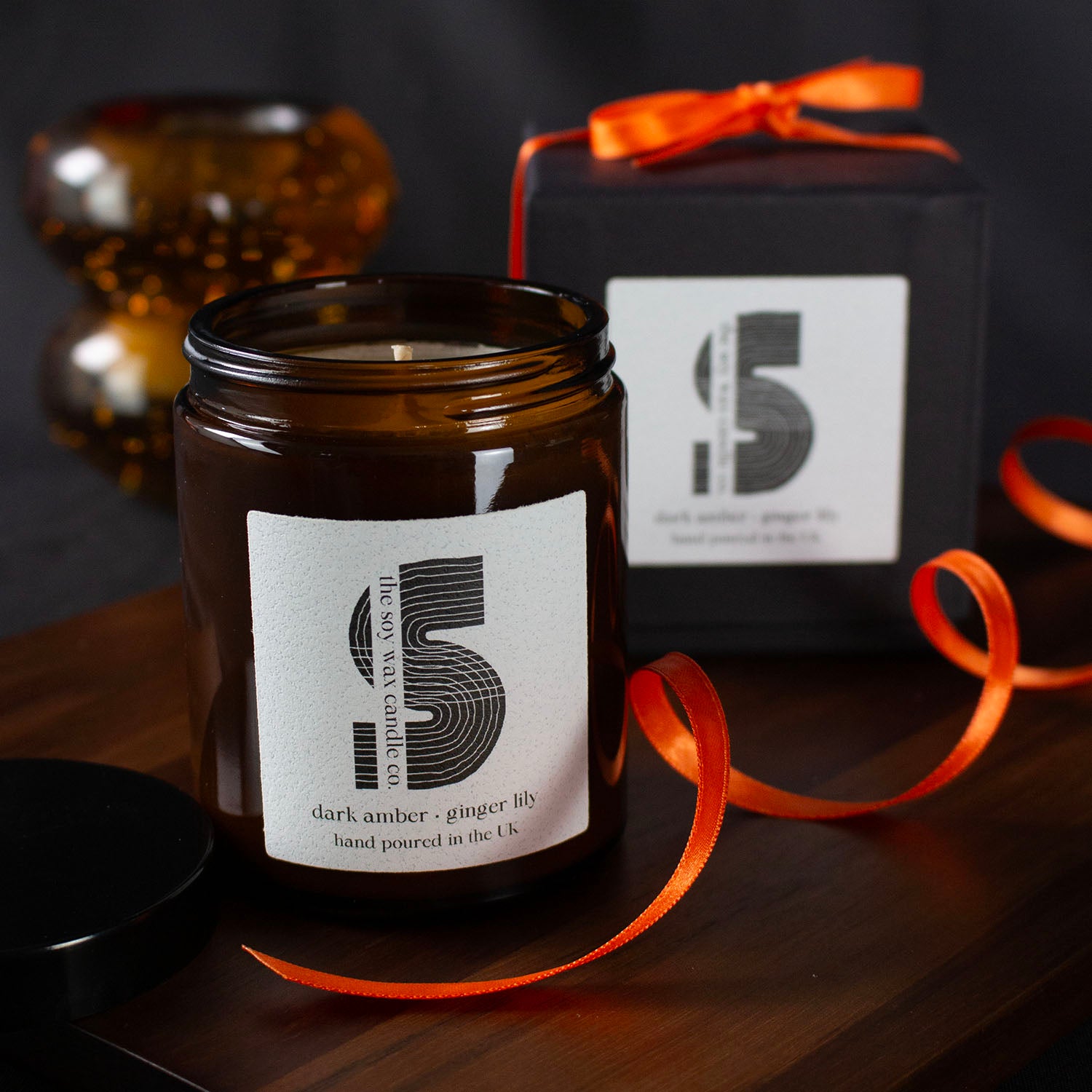Dark Amber & Ginger Lily Fragranced Candle.
Hand poured in the UK by The Soy Wax Candle Company.  A soy wax candle in amber apothecary  jar with Dark Amber & Ginger Lily  fragrance.
