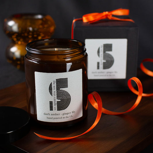 Dark Amber & Ginger Lily Fragranced Candle.
Hand poured in the UK by The Soy Wax Candle Company.  A soy wax candle in amber apothecary  jar with Dark Amber & Ginger Lily  fragrance.