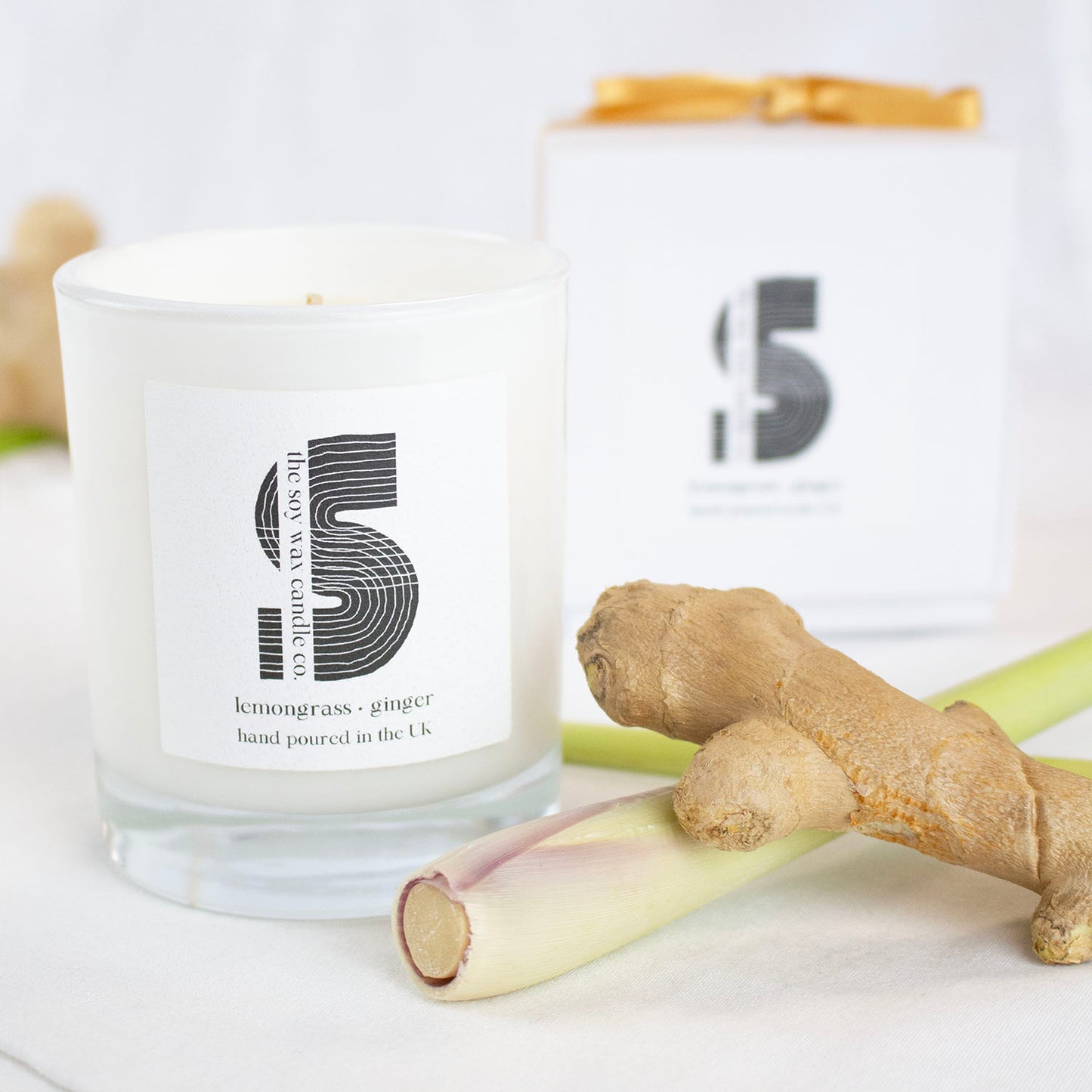 Lemongrass & Ginger Fragranced Candle
Hand poured in the UK by The Soy Wax Candle Company, 20cl soy wax candle in white gloss jar with Lemongrass & Ginger fragrance, natural citrus home fragrance candle gift