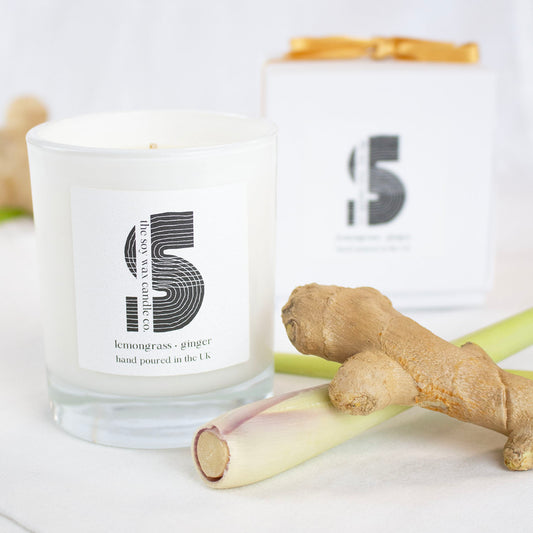 Lemongrass & Ginger Fragranced Candle
Hand poured in the UK by The Soy Wax Candle Company, 20cl soy wax candle in white gloss jar with Lemongrass & Ginger fragrance, natural citrus home fragrance candle gift